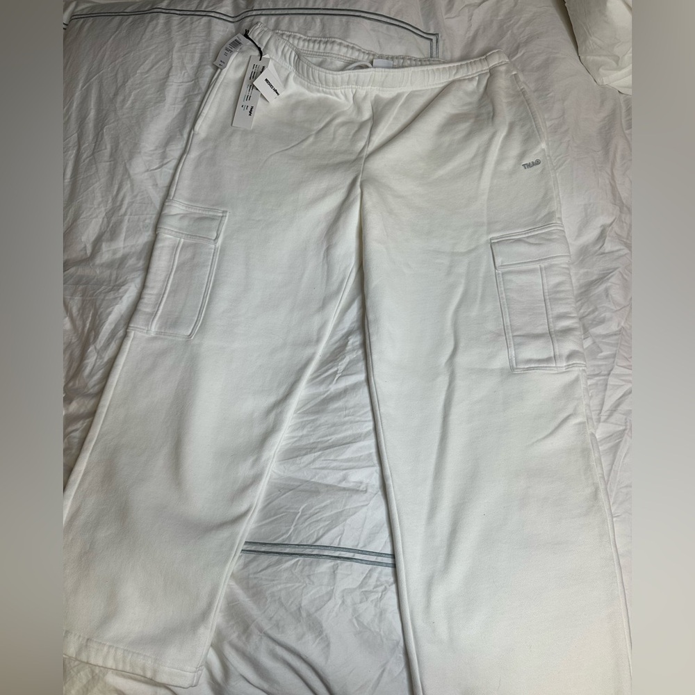 NWT: TNA Aritzia Megafleece Cargo Sweatpants in Size XXL